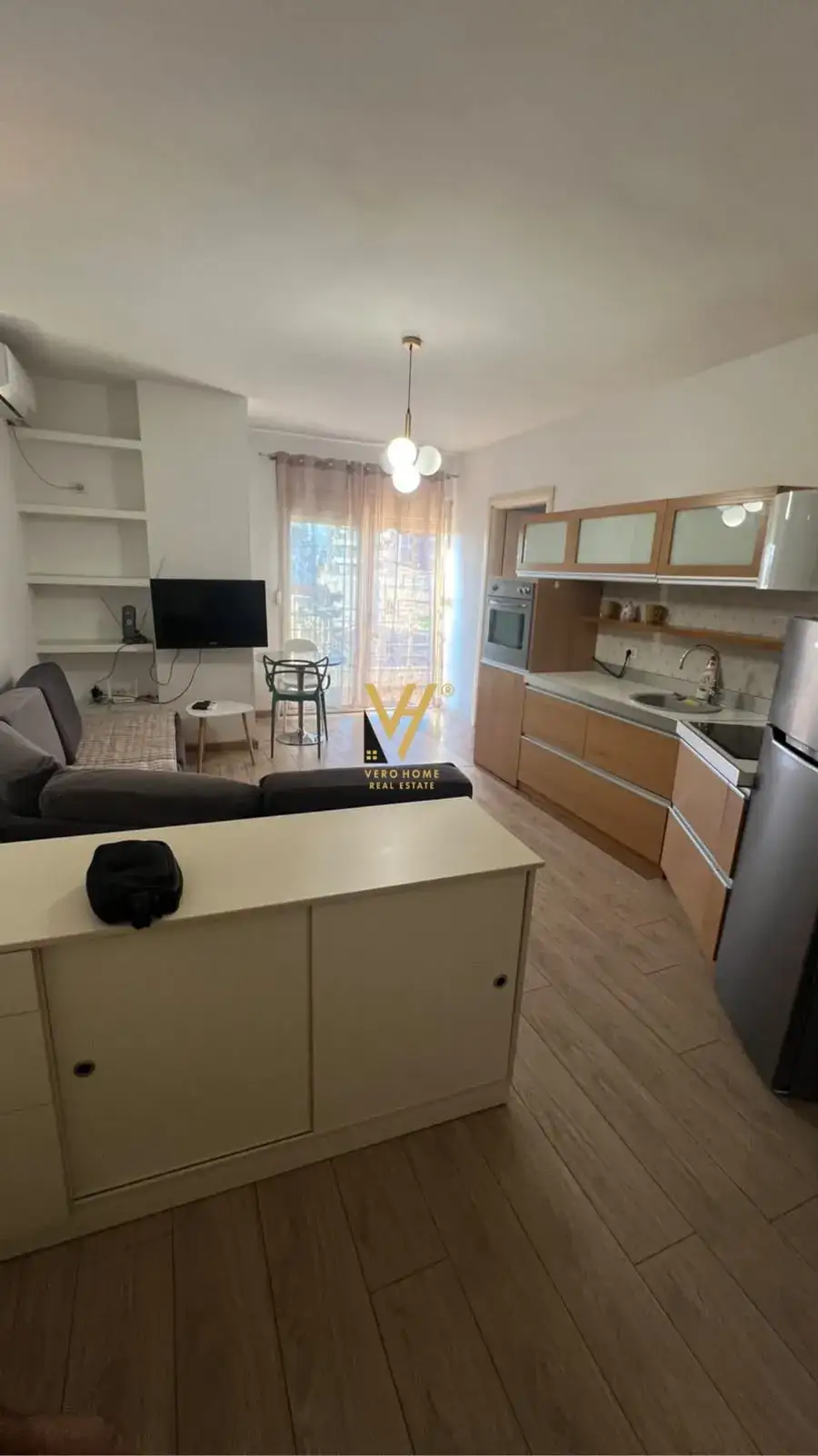Dhoma e ndenjes, apartament 1+1 me qira në Komuna e Parisit, Tiranë, 55 m²