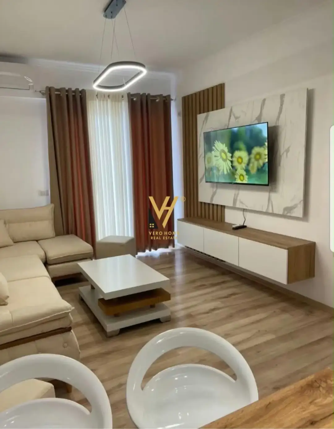 Soggiorno, appartamento 1+1 in vendita a Tirana, 71 m²