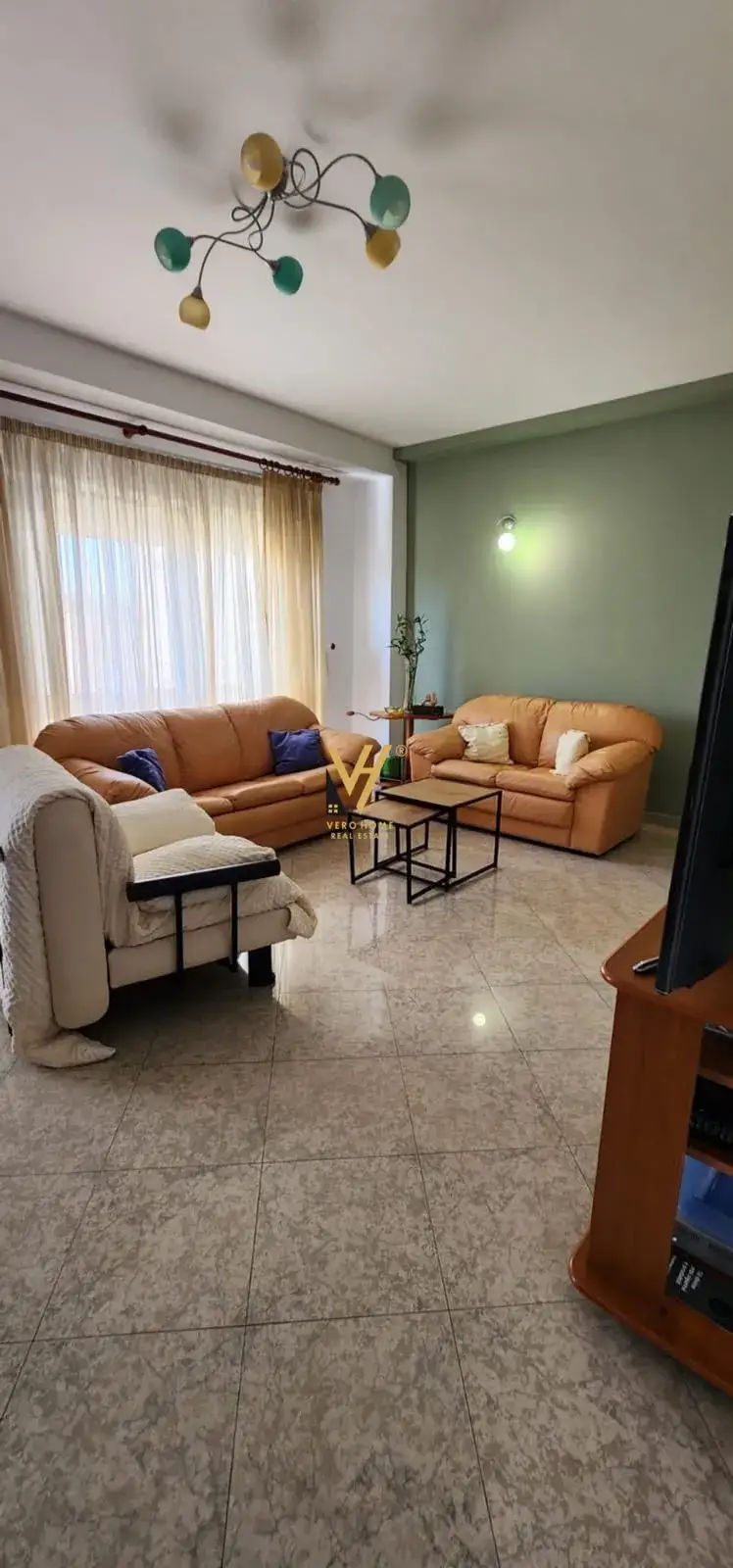 Soggiorno, appartamento 1+1 in affitto a Pazari i Ri, Tirana, 84 m²