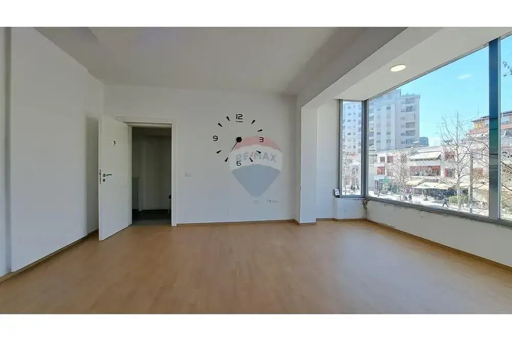 Interior, 100 m² office for rent in Skelë, Vlora
