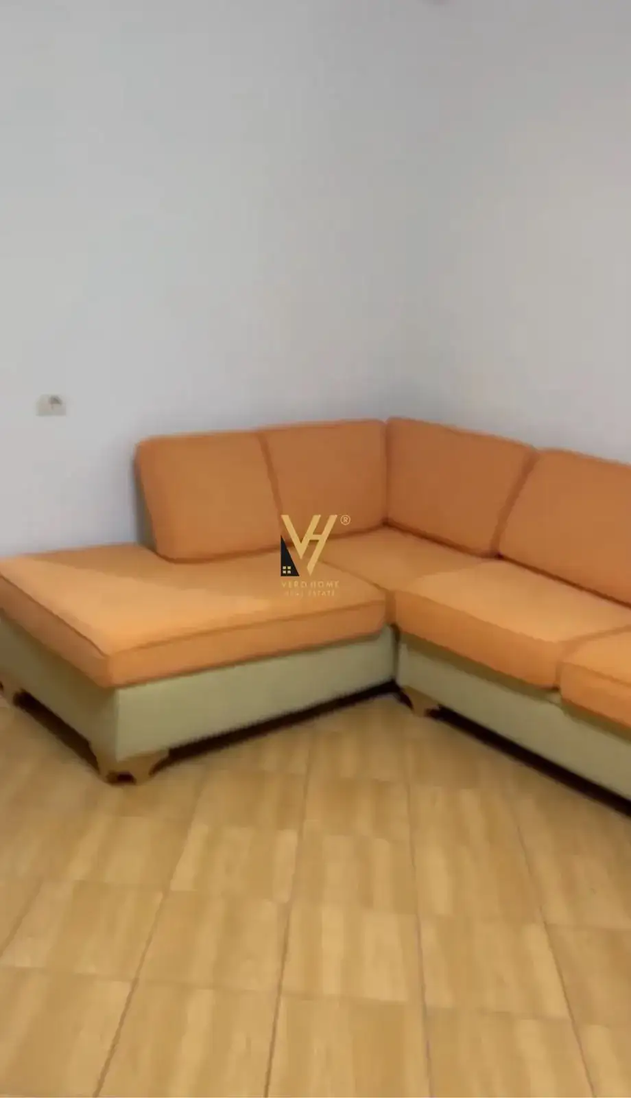 Dhoma e ndenjes, apartament 1+1 në shitje në Tiranë, 65 m²