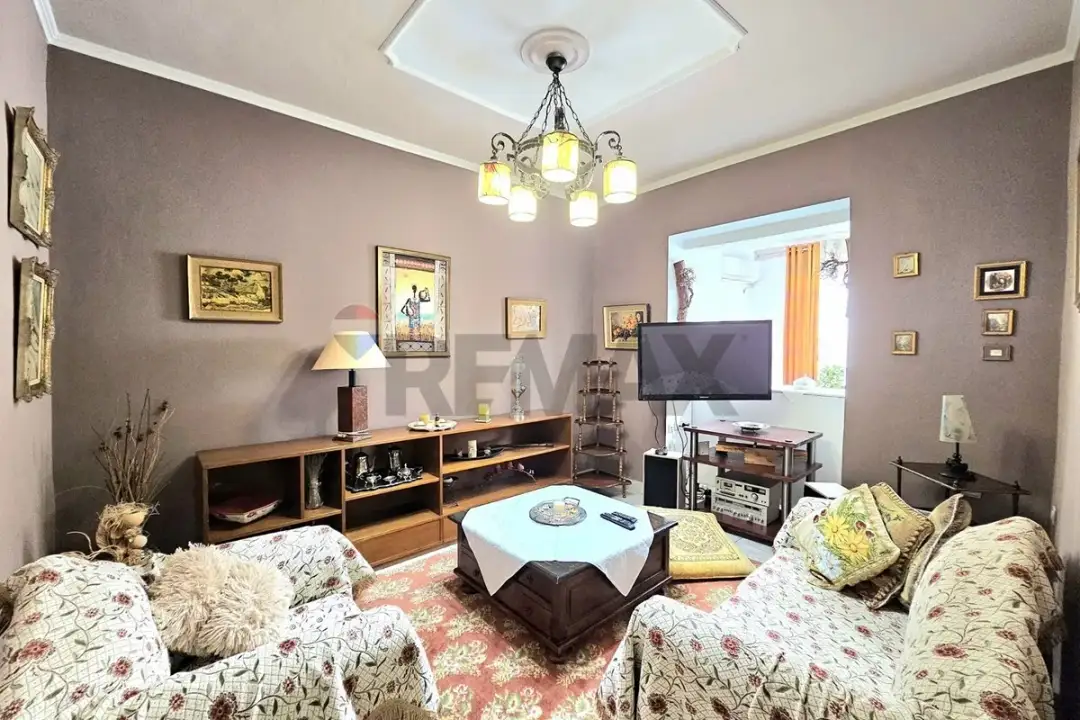 Dhoma e ndenjes, apartament 2+1 me qira në Rruga e Elbasanit, Tiranë, 70 m²