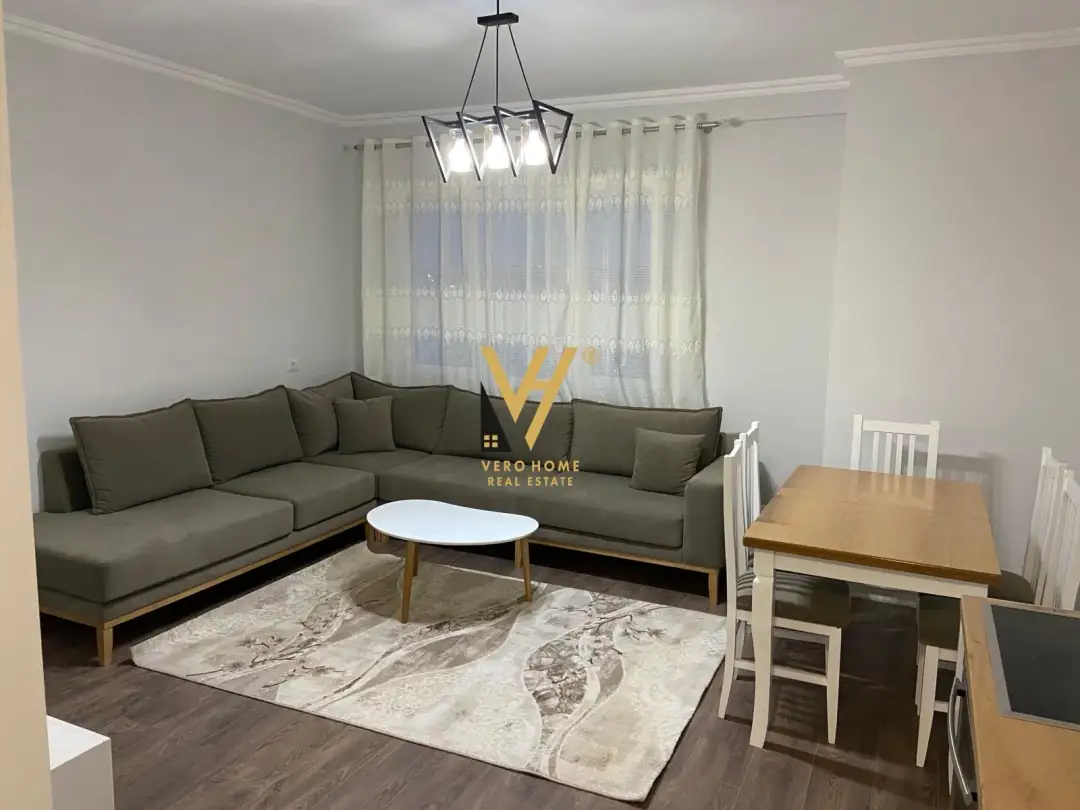 Salon, appartement 2+1 à louer à Sauk, Tirana, 75 m²