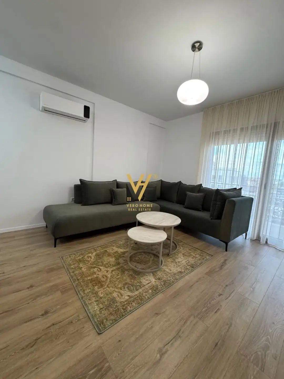 Soggiorno, appartamento 1+1 in affitto a 21 Dhjetori, Tirana, 70 m²