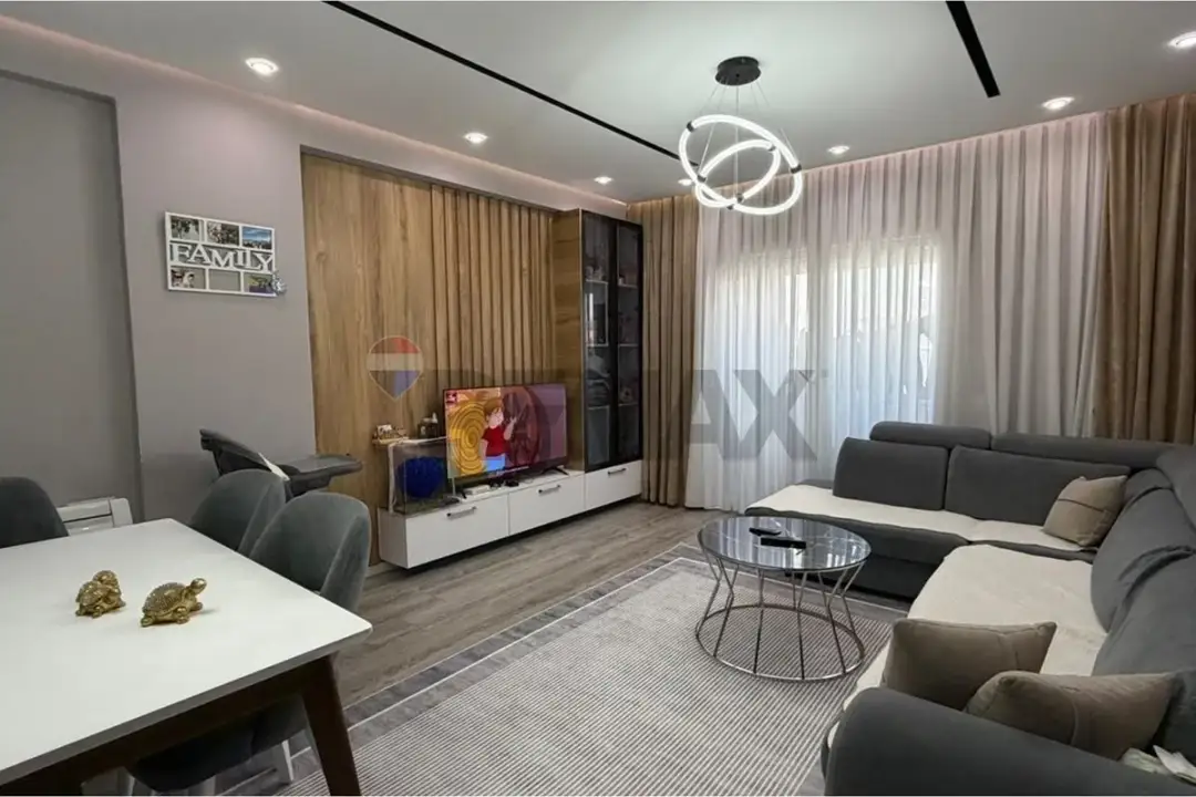 Soggiorno, appartamento 2+1+2 in affitto a 21 Dhjetori, Tirana, 105 m²