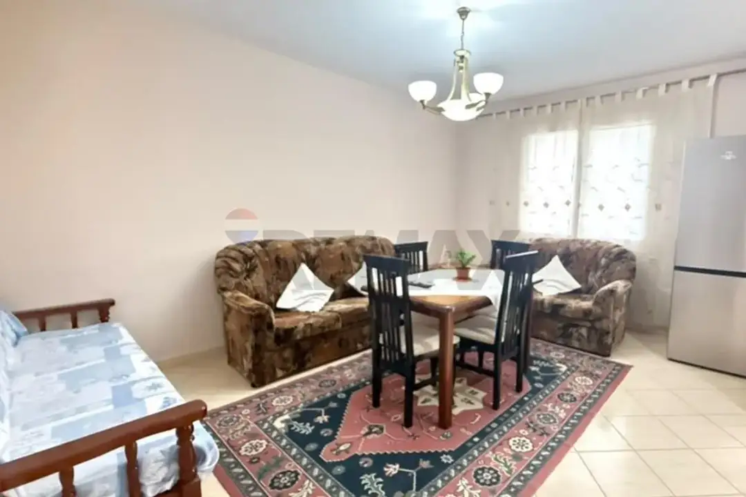 Dhoma e ndenjes, apartament 1+1 me qira në 21 Dhjetori, Tiranë, 60 m²