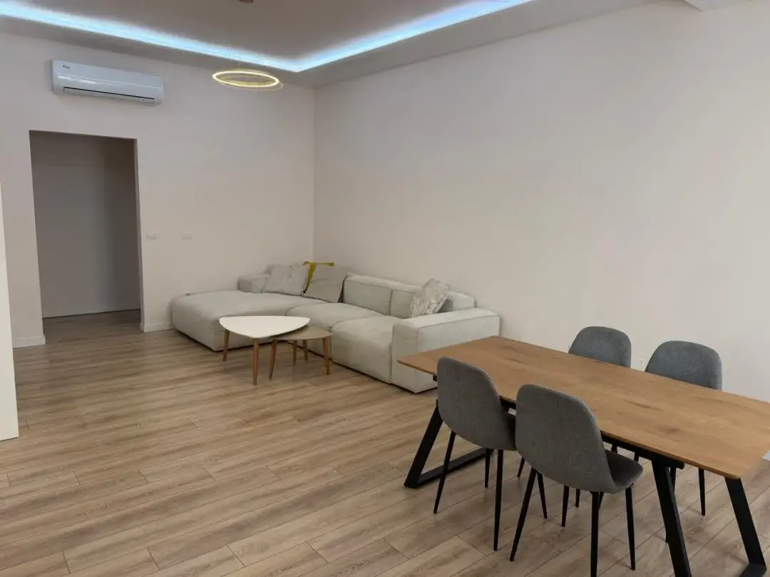 Innenansicht, Wohnung 2+1+2 zu vermieten in Kinostudio, Tirana, 100 m²
