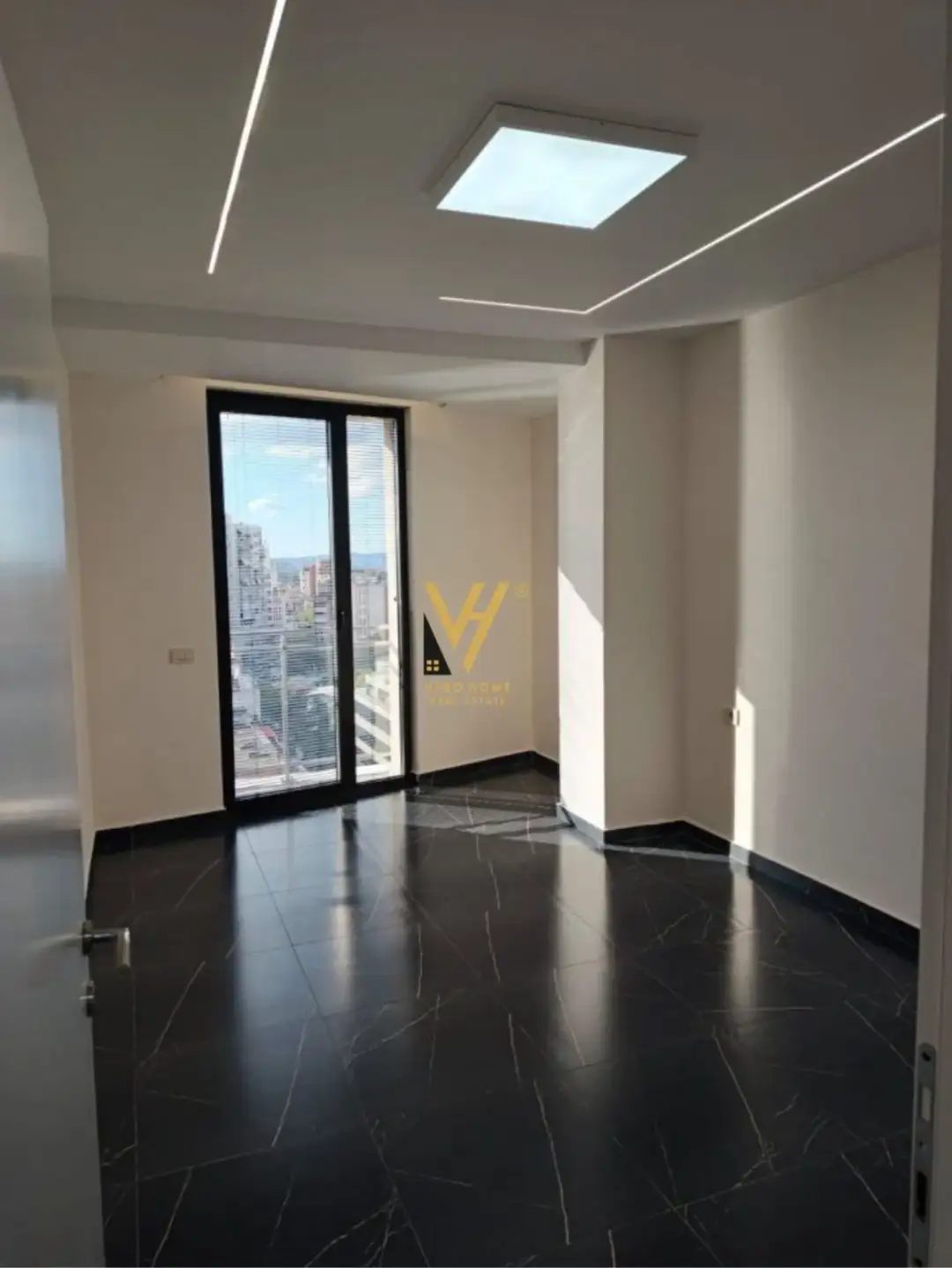 Pamje e jashtme, zyrë 70 m² me qira në Tiranë