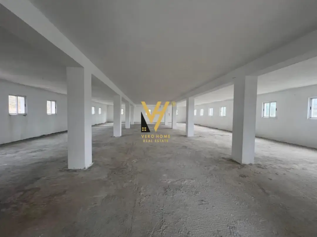 Esterno, magazzino 1.200 m² in vendita a Shkozë, Tirana