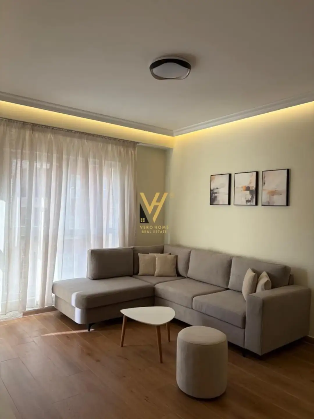 Soggiorno, appartamento 1+1 in affitto a Tirana, 74 m²