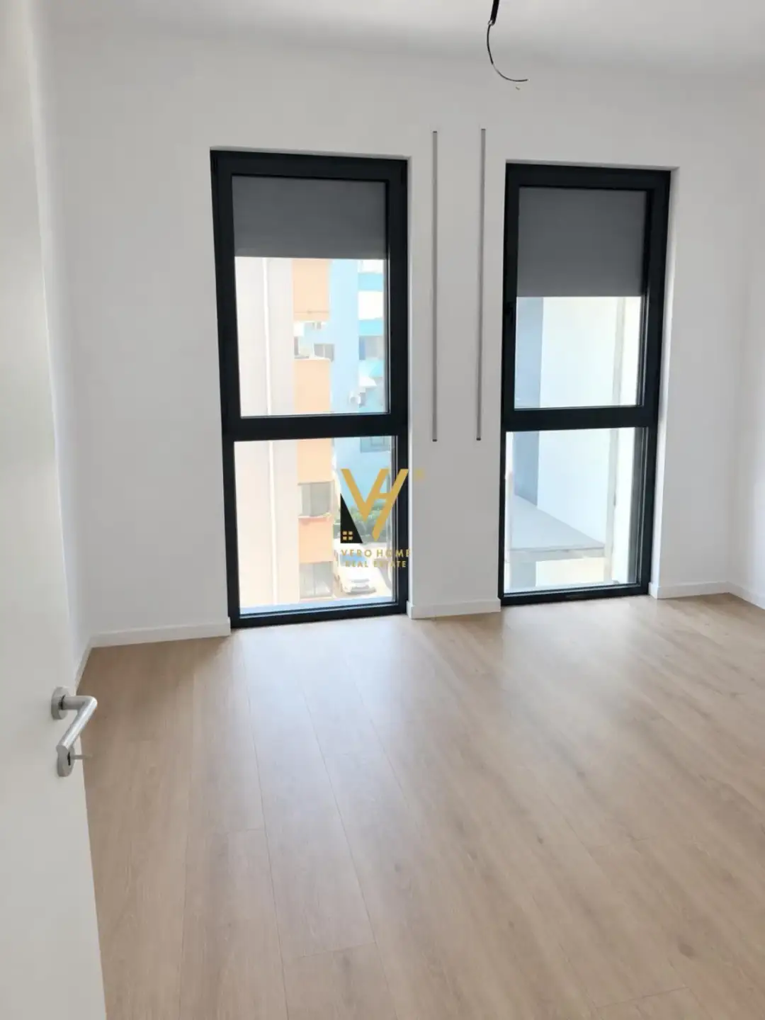 Pamje e jashtme, zyrë 95 m² me qira në Komuna e Parisit, Tiranë