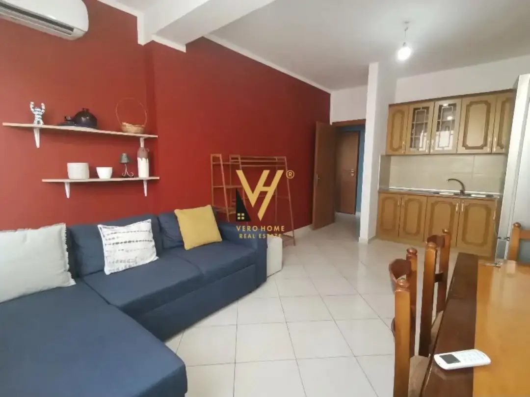 Soggiorno, appartamento 1+1 in affitto a Selitë, Tirana, 65 m²