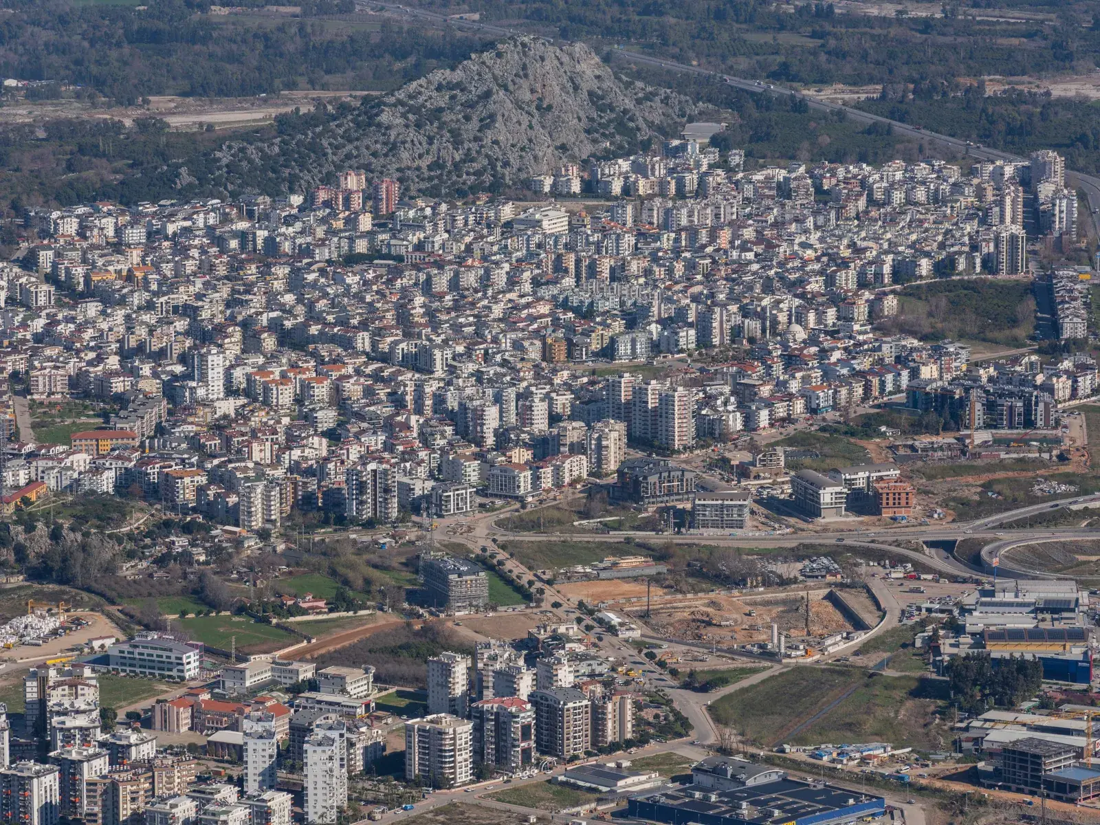 Luftaufnahme einer dicht bebauten Stadt mit Wohnblöcken und Neubauten