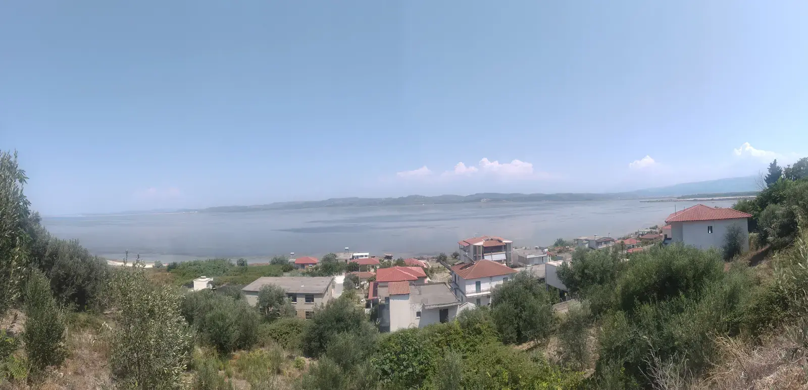 Laguna e Nartës e parë nga një kodër në Zvërnec