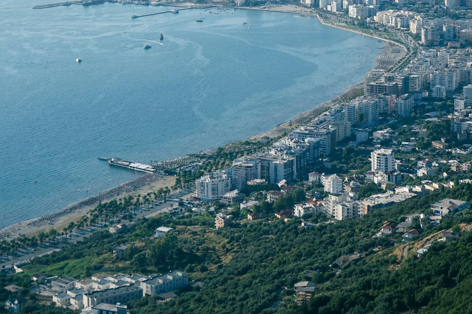 Pamje nga lart e Vlorës: pallate banimi dhe shtëpi përgjatë gjirit dhe plazhit