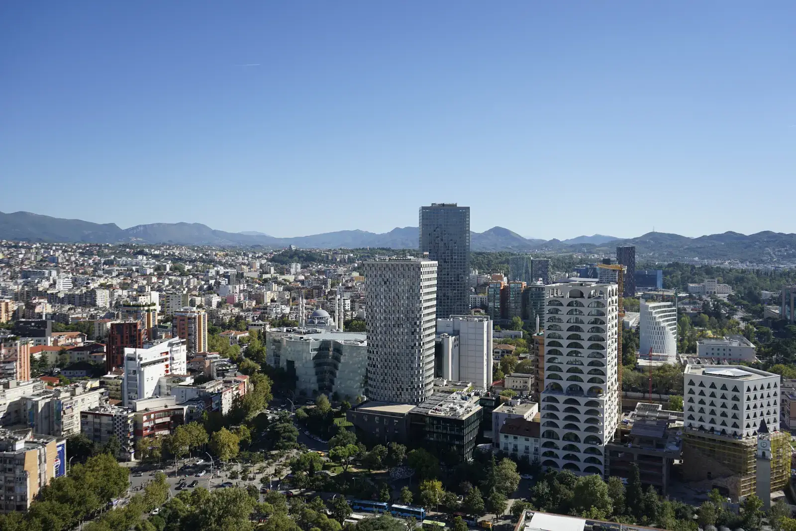 Veduta del centro di Tirana con le nuove torri