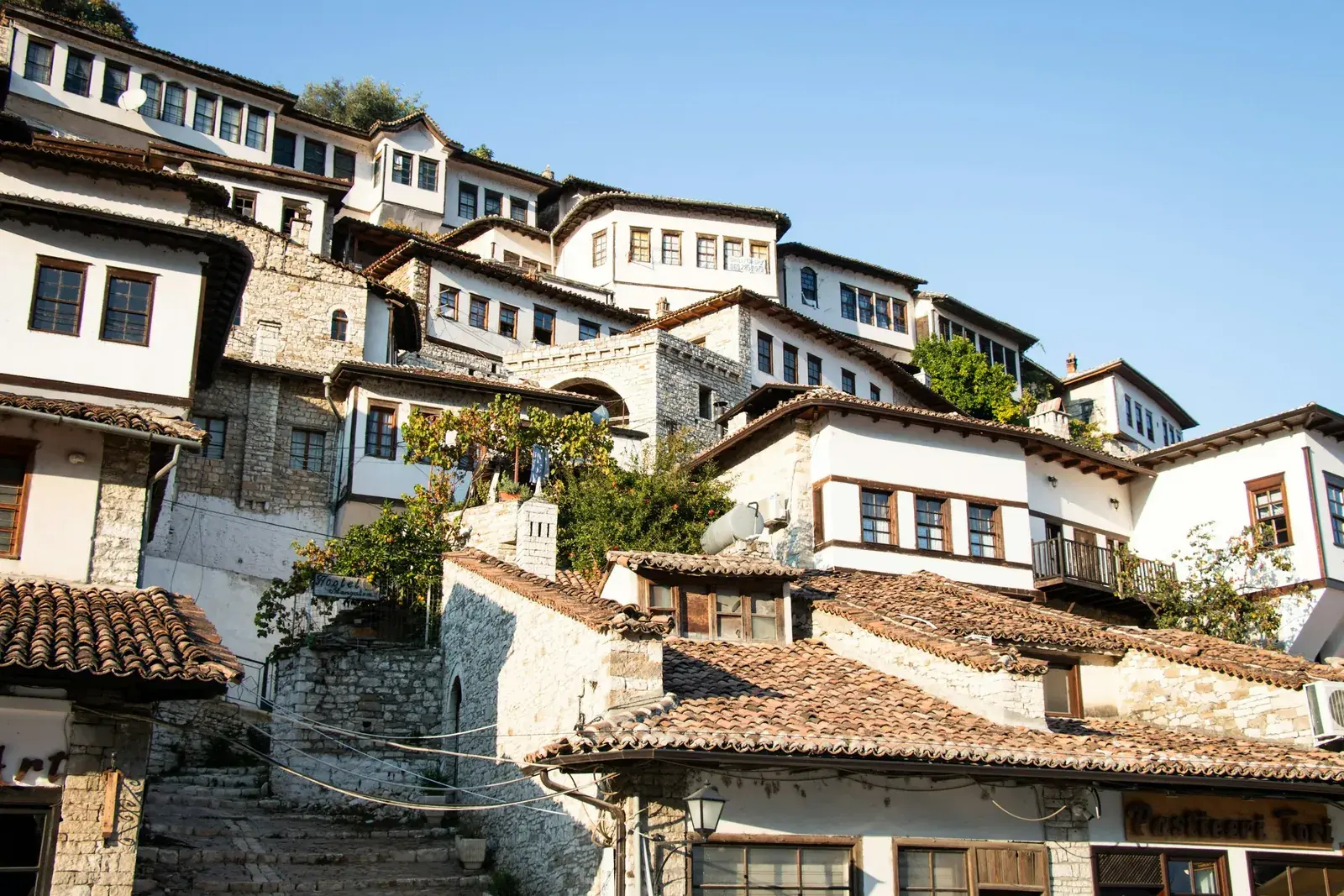 Shtëpi të vjetra familjare prej guri në një lagje historike në Shqipëri