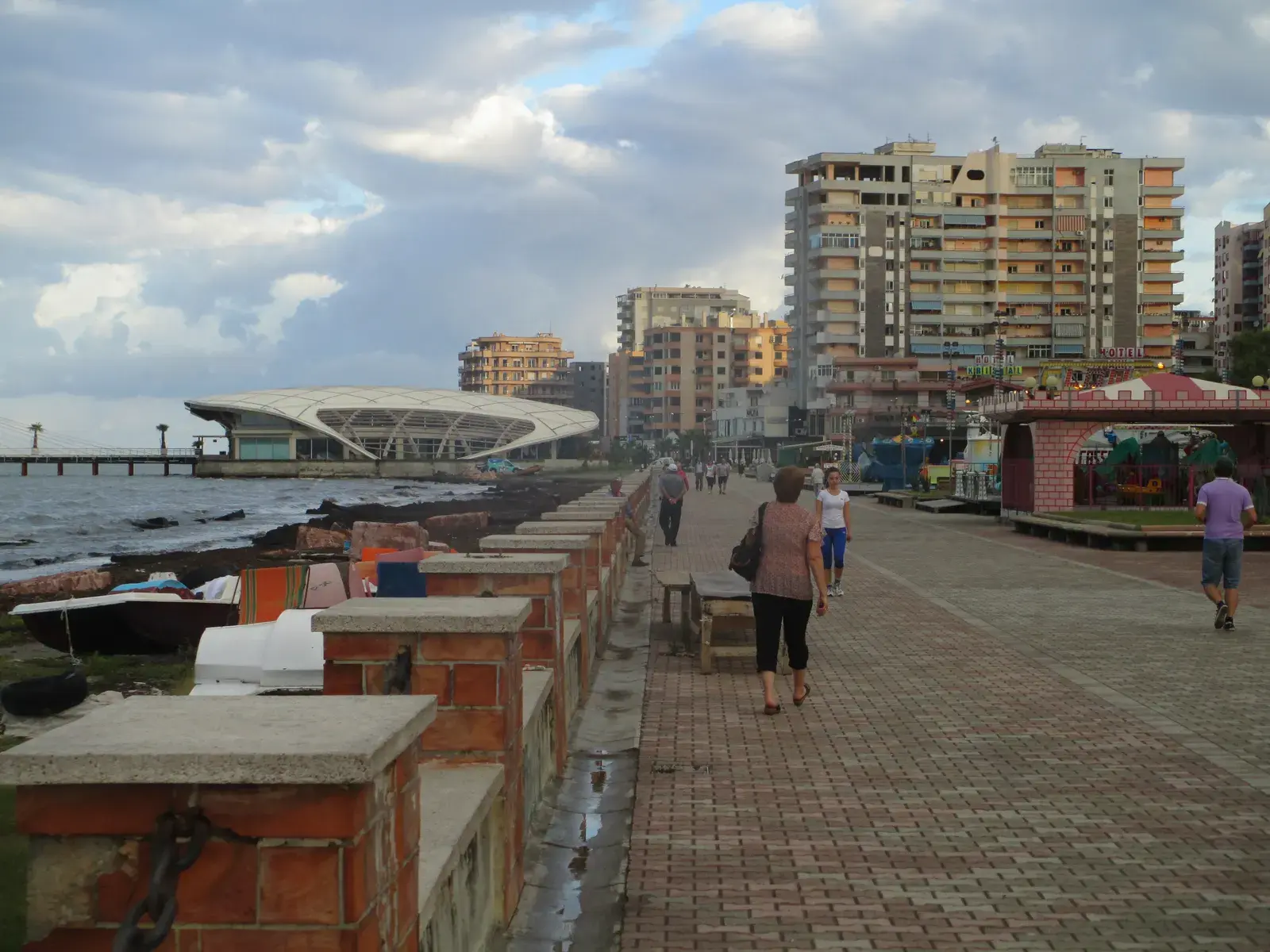 Shëtitorja e plazhit në Durrës