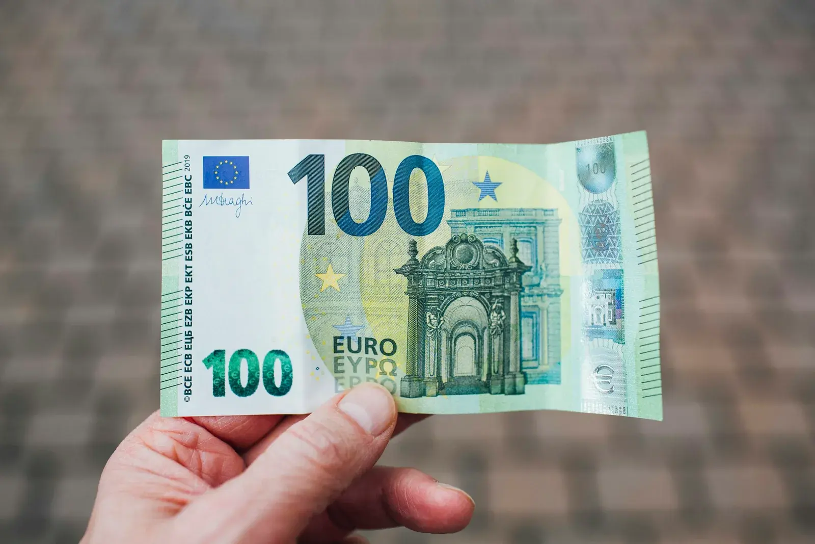 The euro at 92 lek: what it changes for property buyers, sellers and emigrants