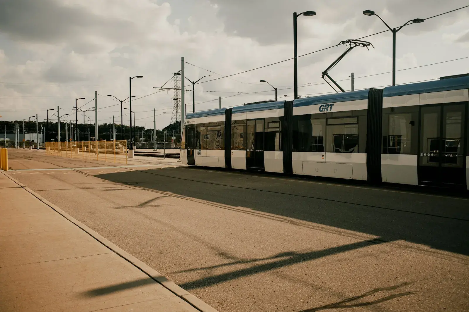 Tren elektrik i lehtë që kalon pranë një stacioni