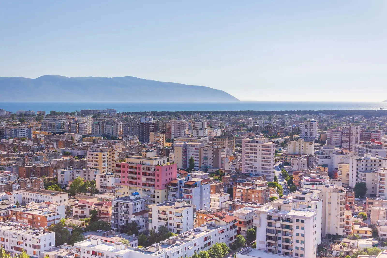 Pamje nga lart e pallateve të Vlorës, me gjirin dhe gadishullin e Karaburunit në sfond