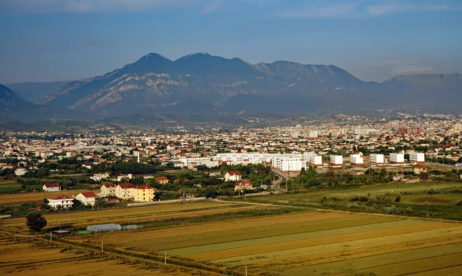 Pamje nga ajri e Valiasit, në veriperëndim të Tiranës