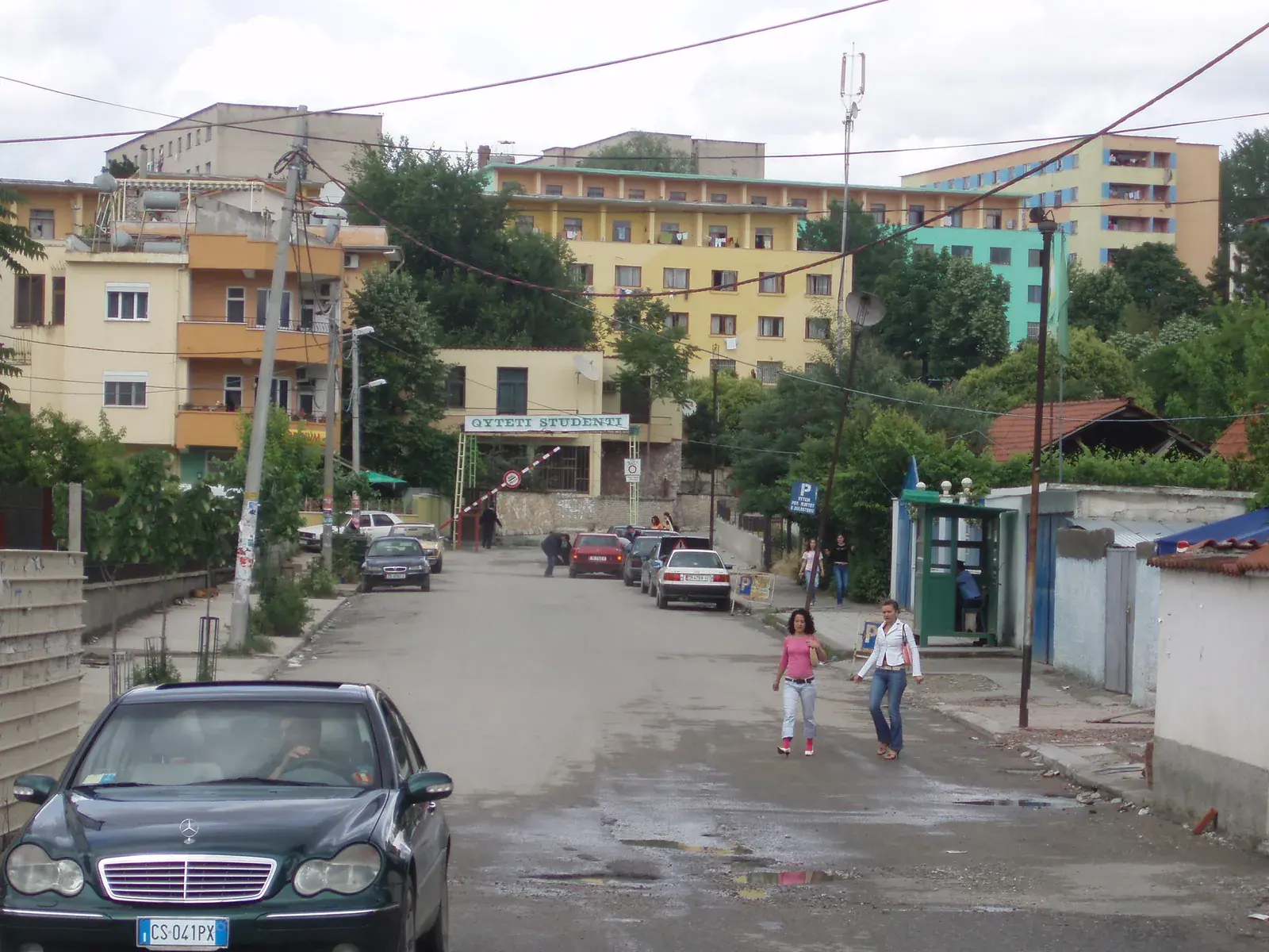 Hyrja e Qytetit Studenti në Tiranë, me pallatet e konvikteve në sfond