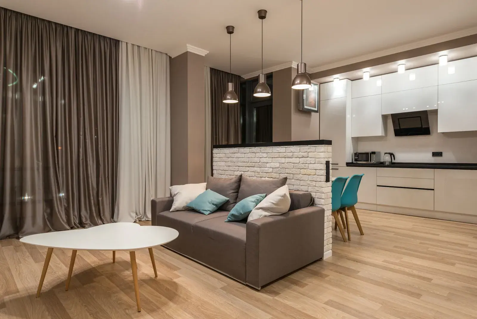 Sallon i mobiluar me kuzhinë të hapur në një apartament me qira