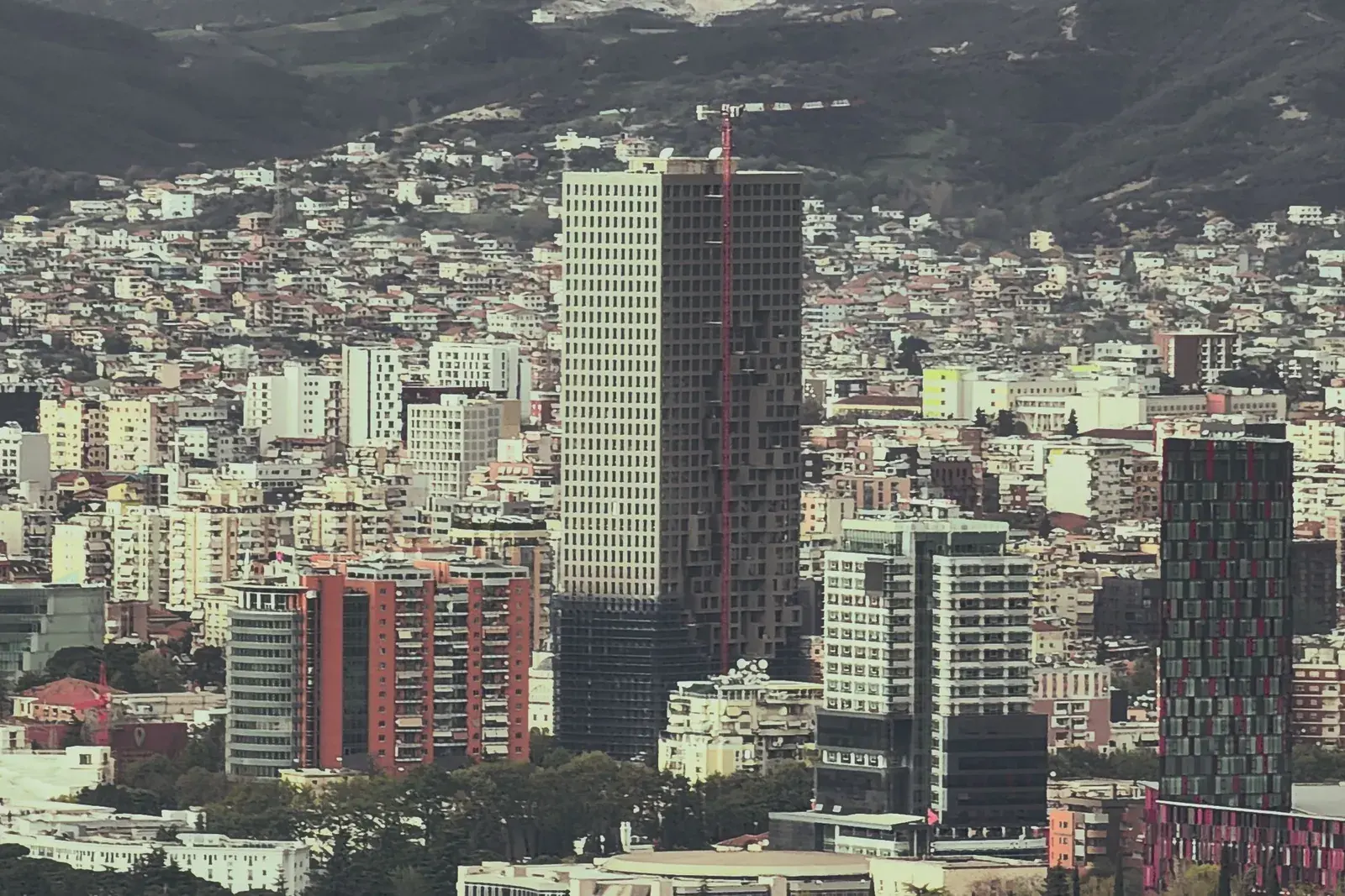 Lagje banimi në Tiranë me kulla të reja dhe pallate, me kodrat në sfond