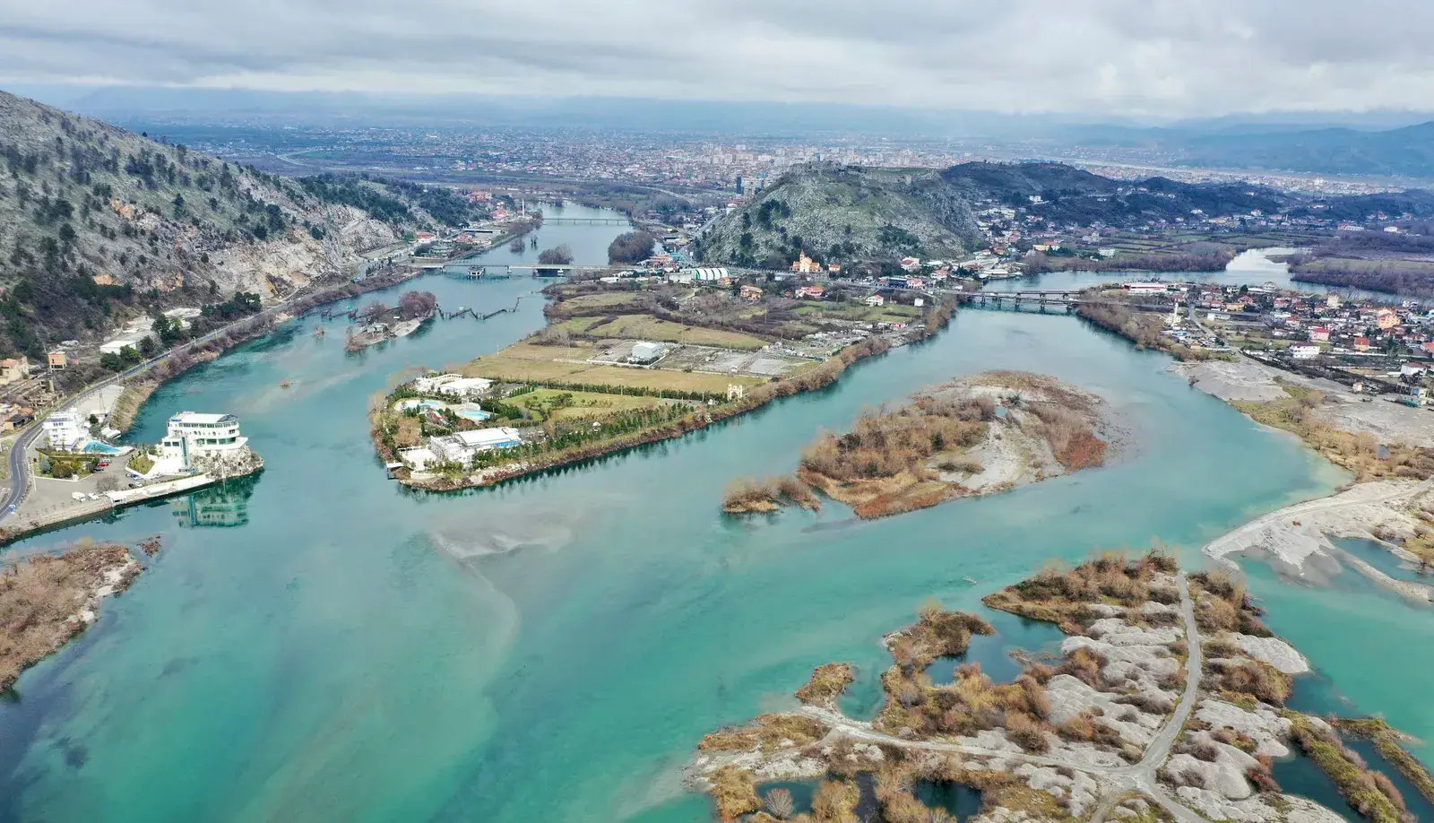 Lumi Buna dhe Drini nën Kalanë e Rozafës, me Shkodrën në sfond, parë nga lart