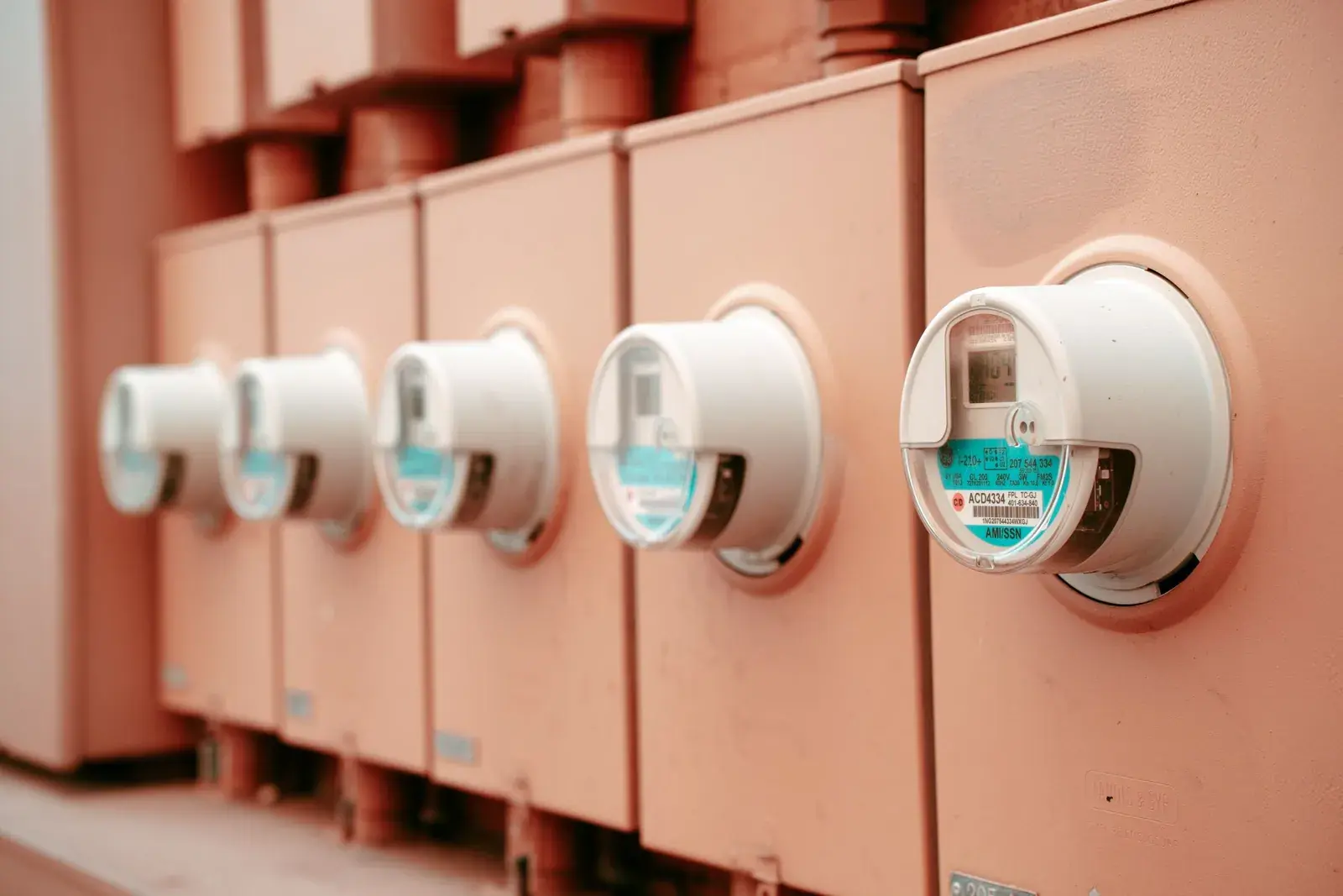 Rresht matësish të energjisë elektrike në murin e një ndërtese