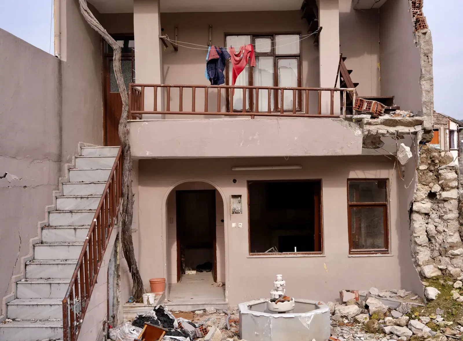 Banesë e dëmtuar rëndë nga tërmeti, me mur të shembur dhe rrënoja përpara