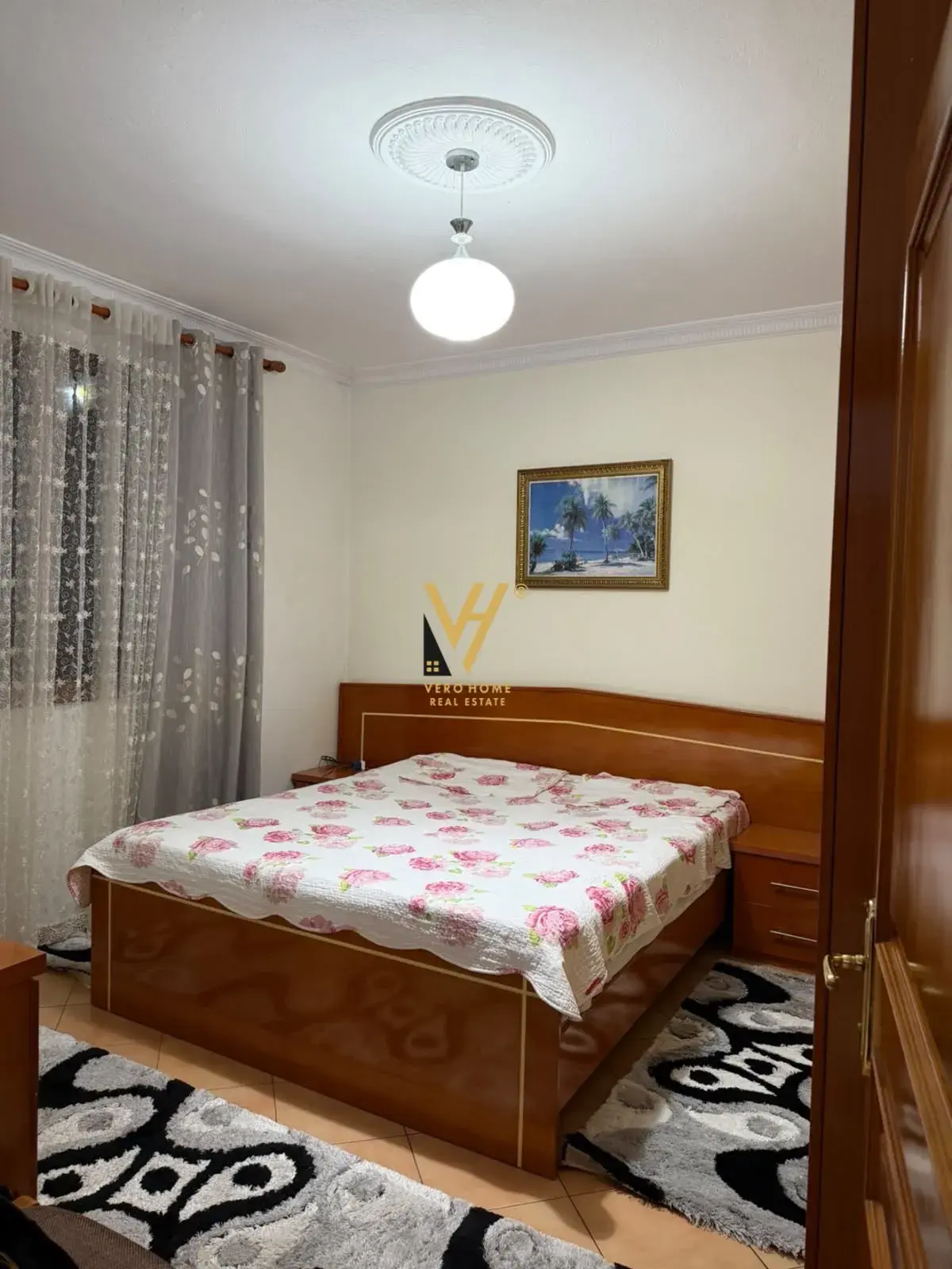Dhoma e gjumit, apartament 2+1 me qira në Tiranë