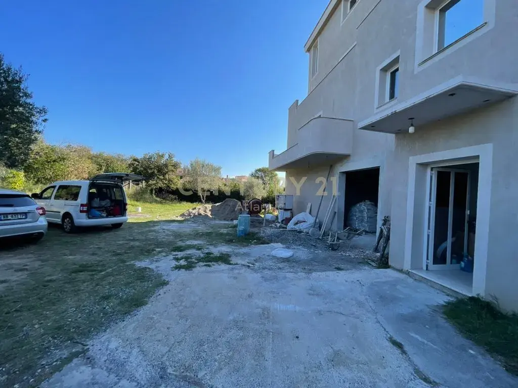 Dhoma e ndenjes, apartament 2+1 në shitje në Durrës