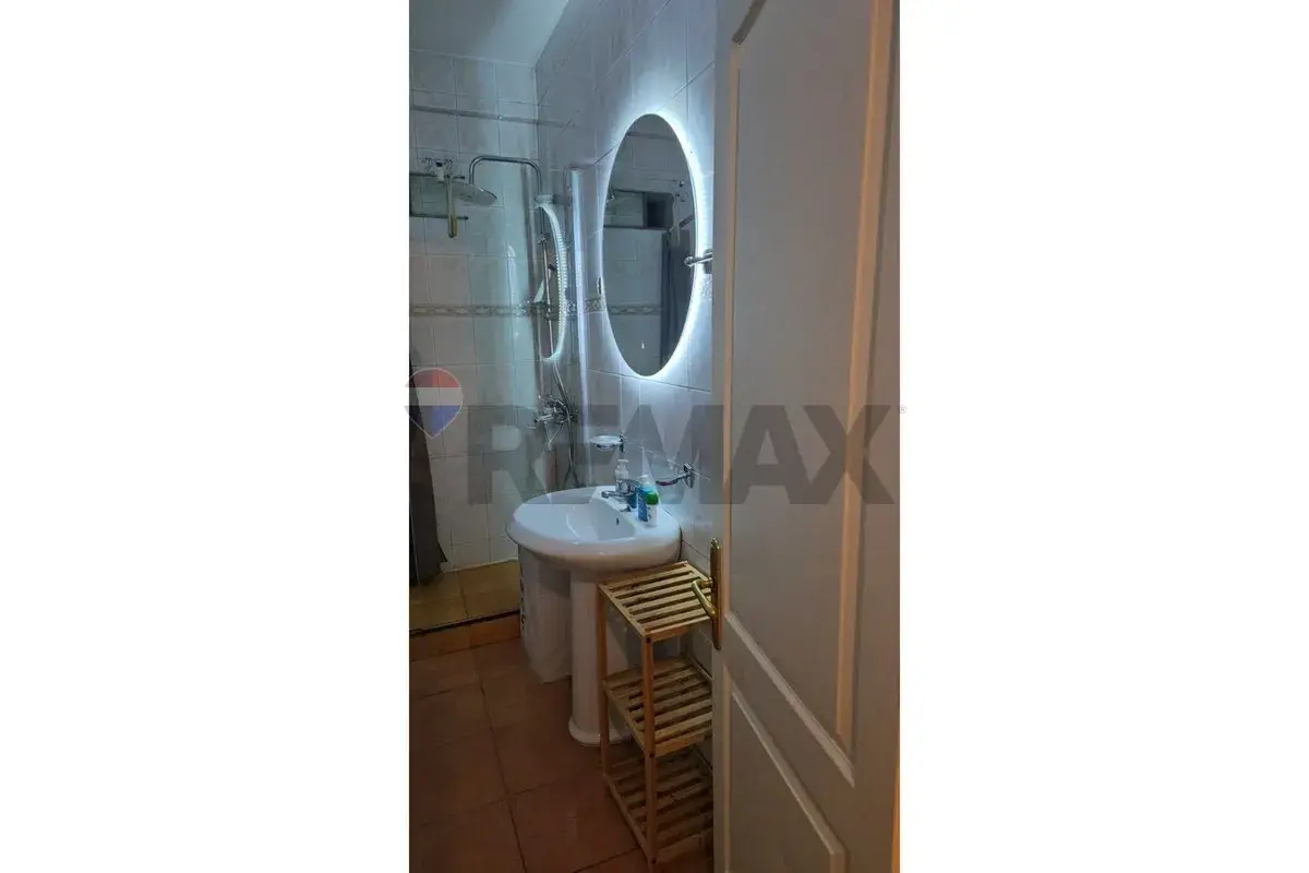 Aussicht, Wohnung 2+1 zu vermieten in Rruga e Kavajës, Tirana