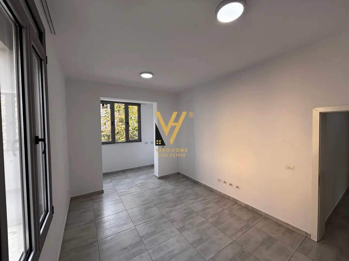 Pamje e jashtme, zyrë 75 m² me qira në Medreseja, Tiranë