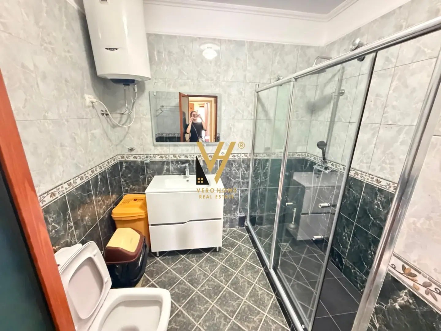 Ndërtesa, apartament 2+1+2 me qira në Tiranë