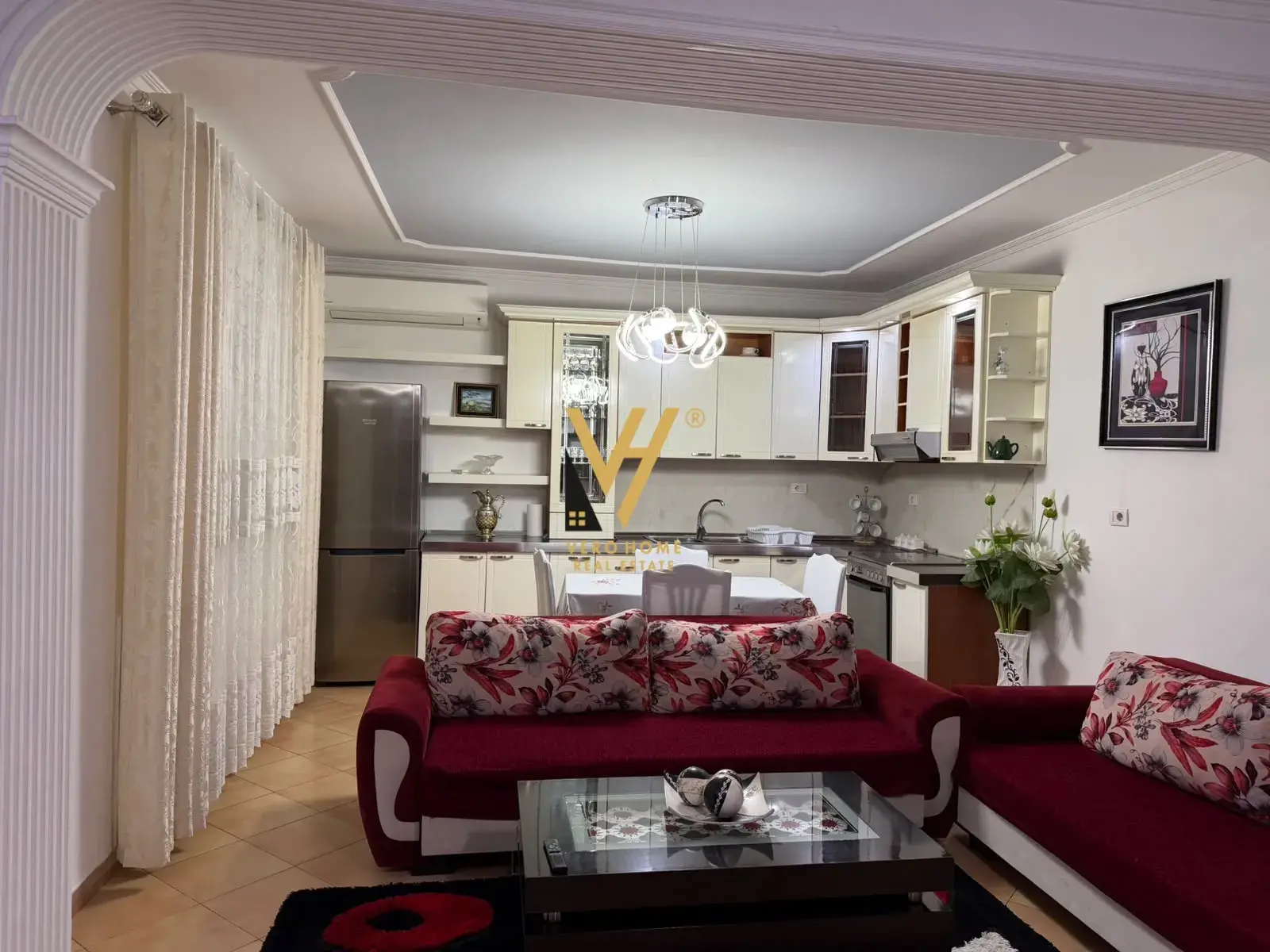 Dhoma e ndenjes, apartament 2+1 me qira në Tiranë