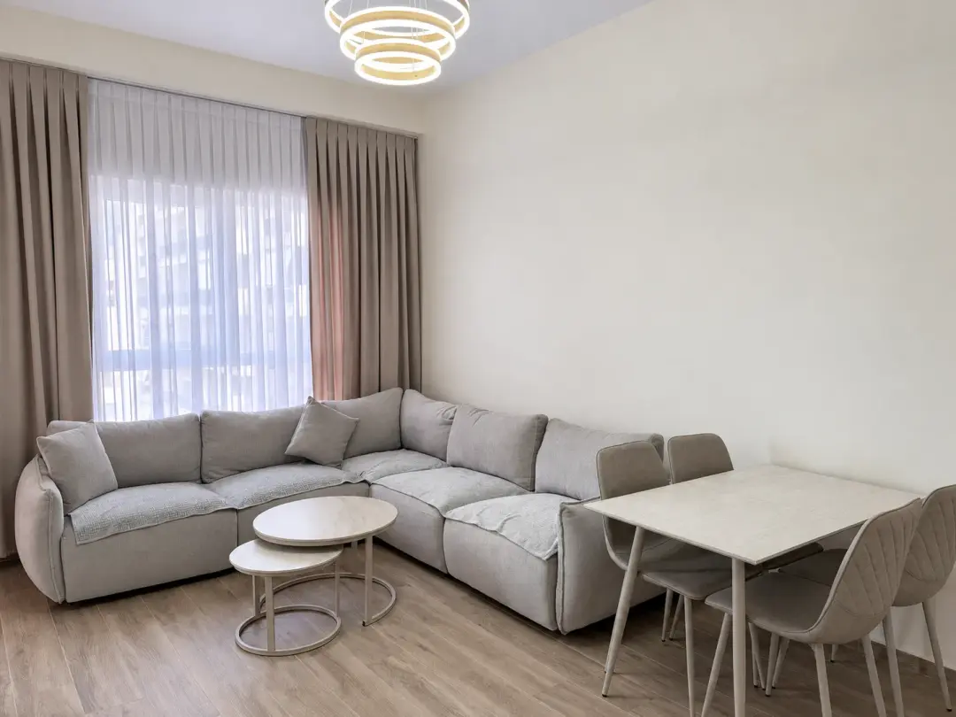 Soggiorno, appartamento 1+1 in affitto a Laprakë, Tirana, 70 m²
