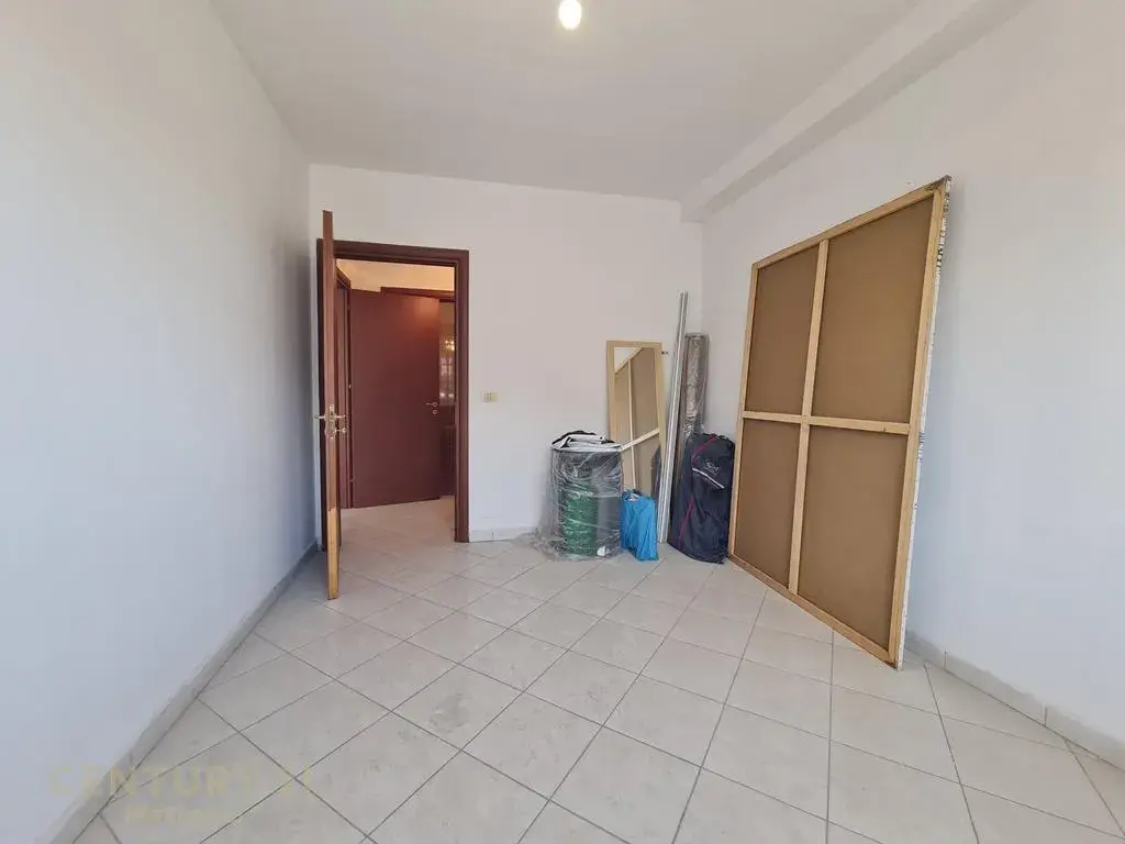 Brendësia, apartament 2+1 në shitje në Yzberisht, Tiranë