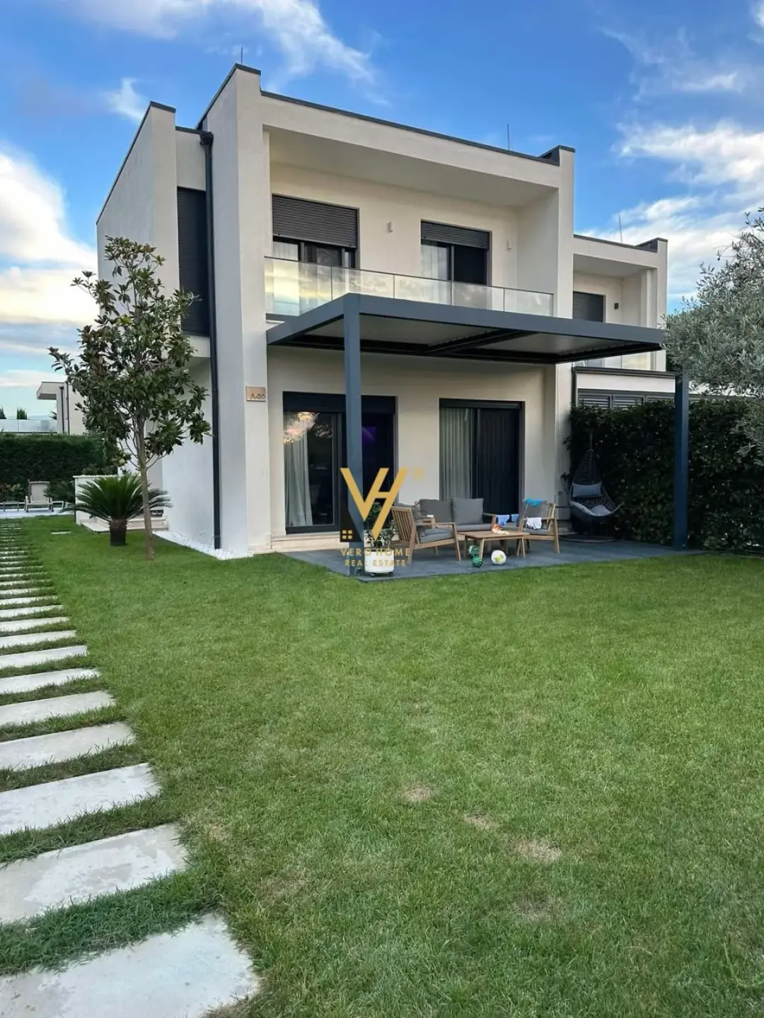 Dhoma e ndenjes, vilë 3+2 në shitje në Plazh, Durrës, 450 m²