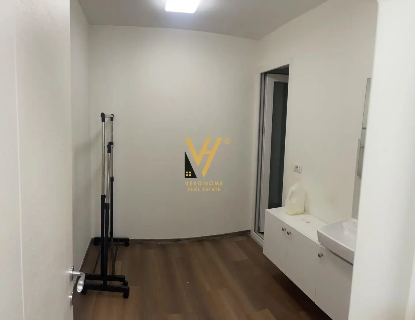 Interni, ufficio 96 m² in affitto a Rruga e Kavajës, Tirana