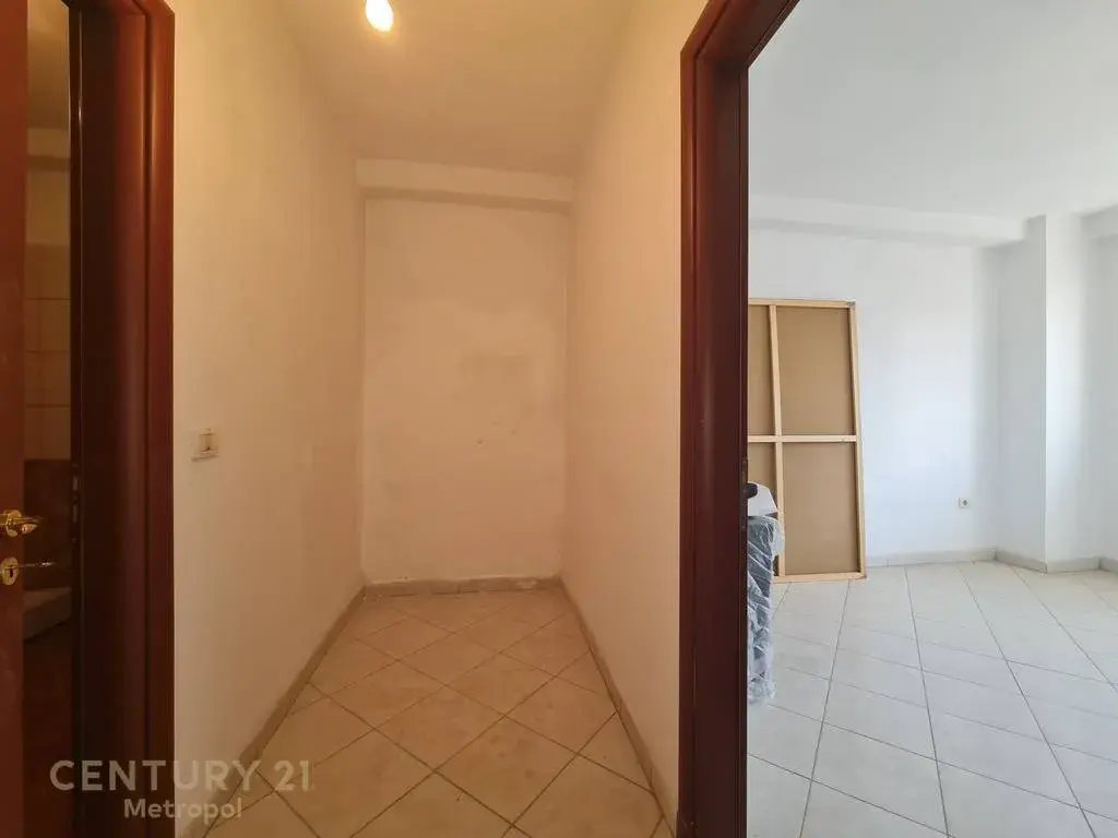 Brendësia, apartament 2+1 në shitje në Yzberisht, Tiranë