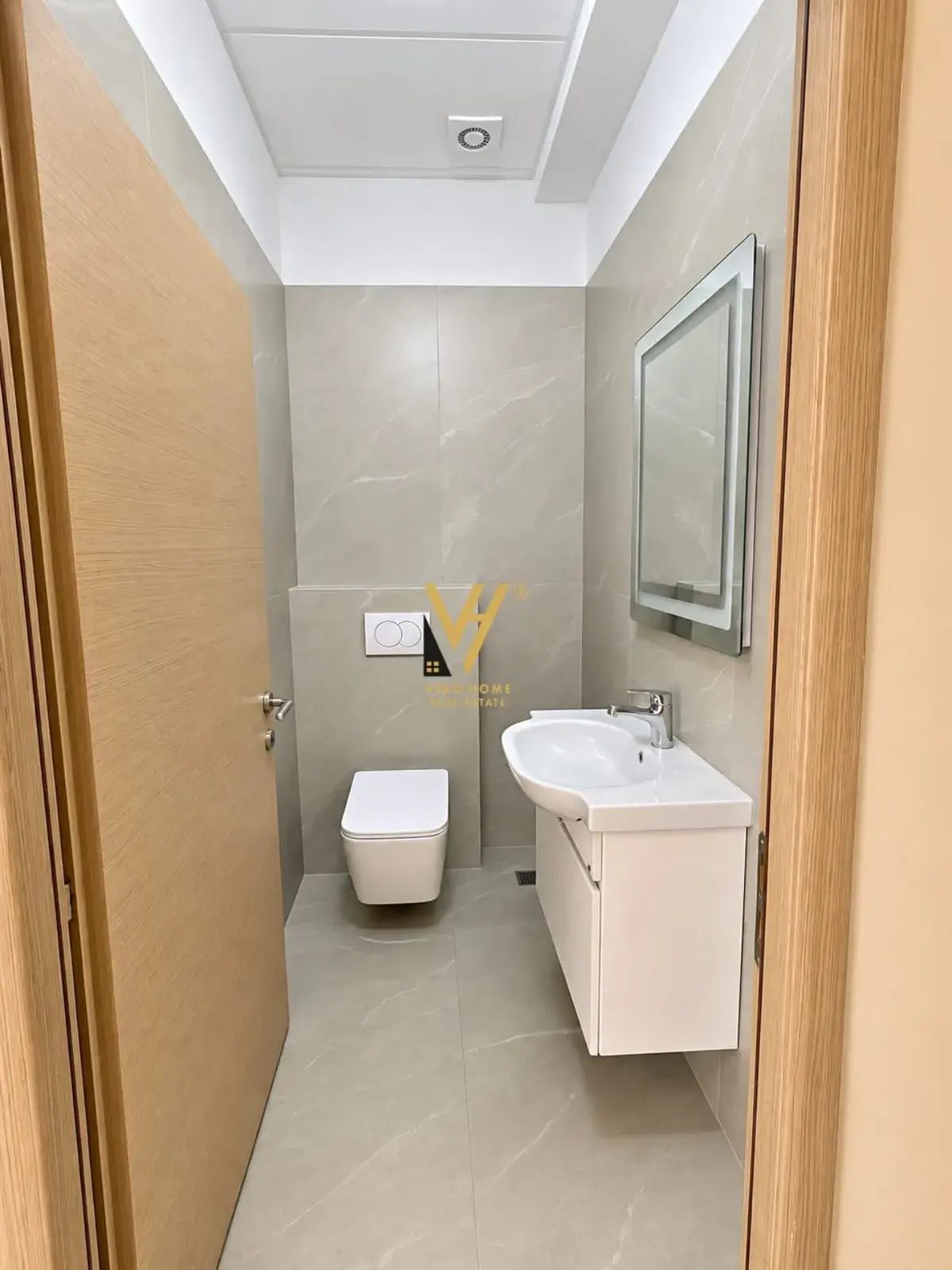 Intérieur, boutique 30 m² à louer à Porcelan, Tirana