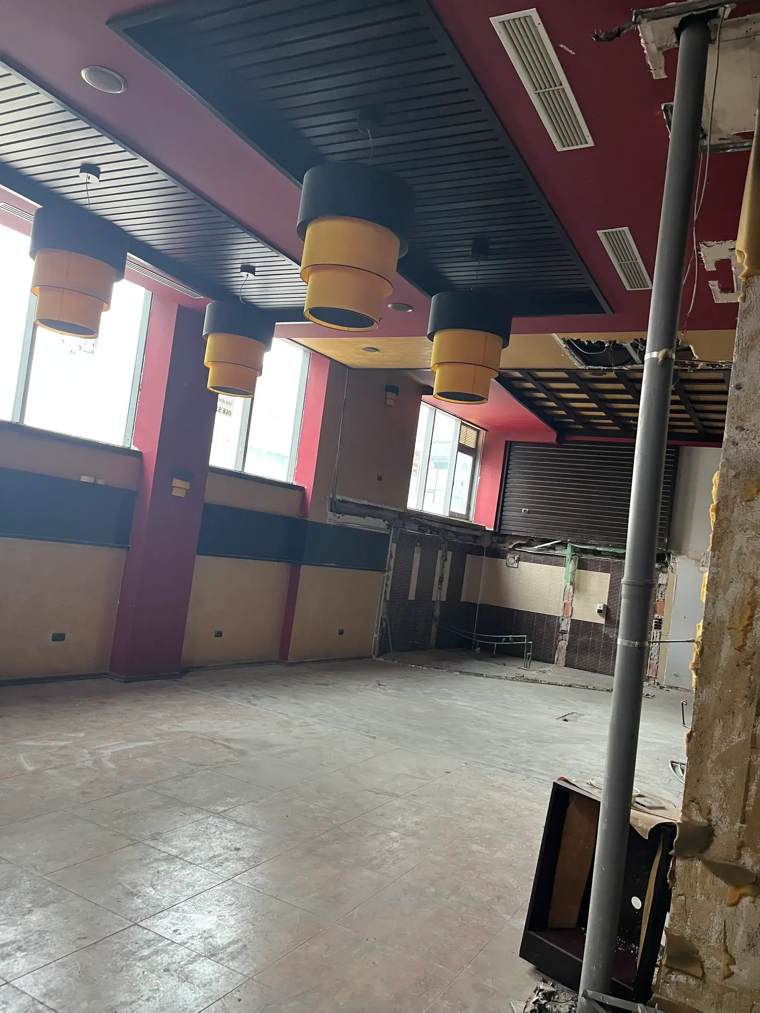 Brendësia, magazinë 180 m² me qira në Tiranë