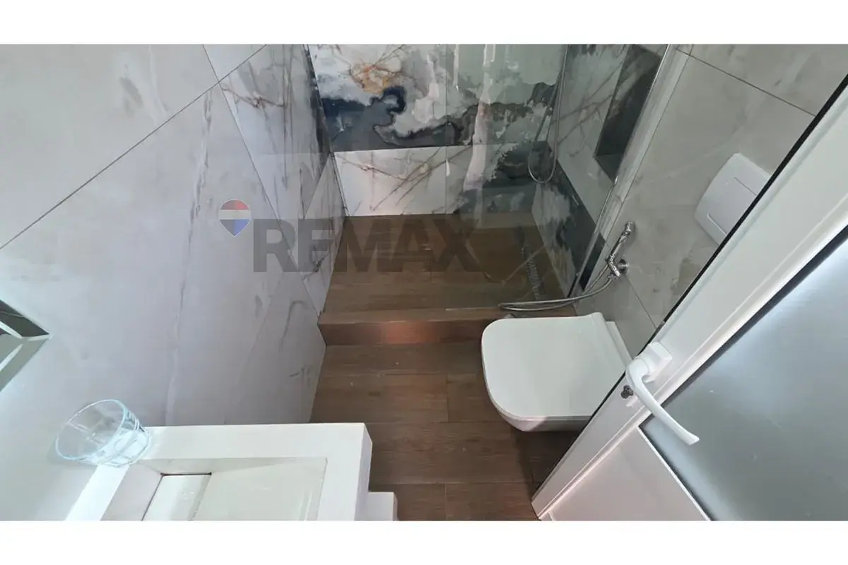 Ndërtesa, apartament 1+1 me qira në Lungomare, Vlorë