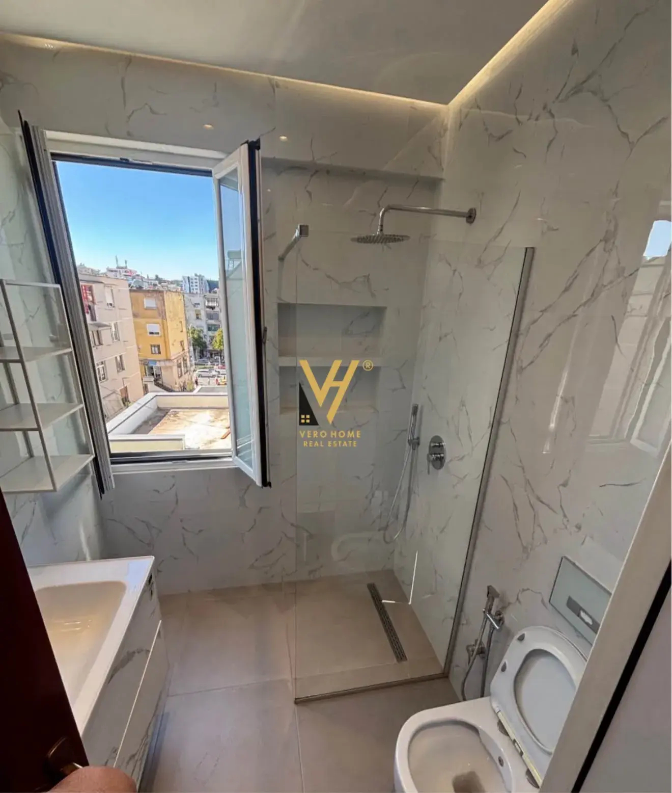Balkon, Wohnung 3+2 zu vermieten in Rruga e Kavajës, Tirana