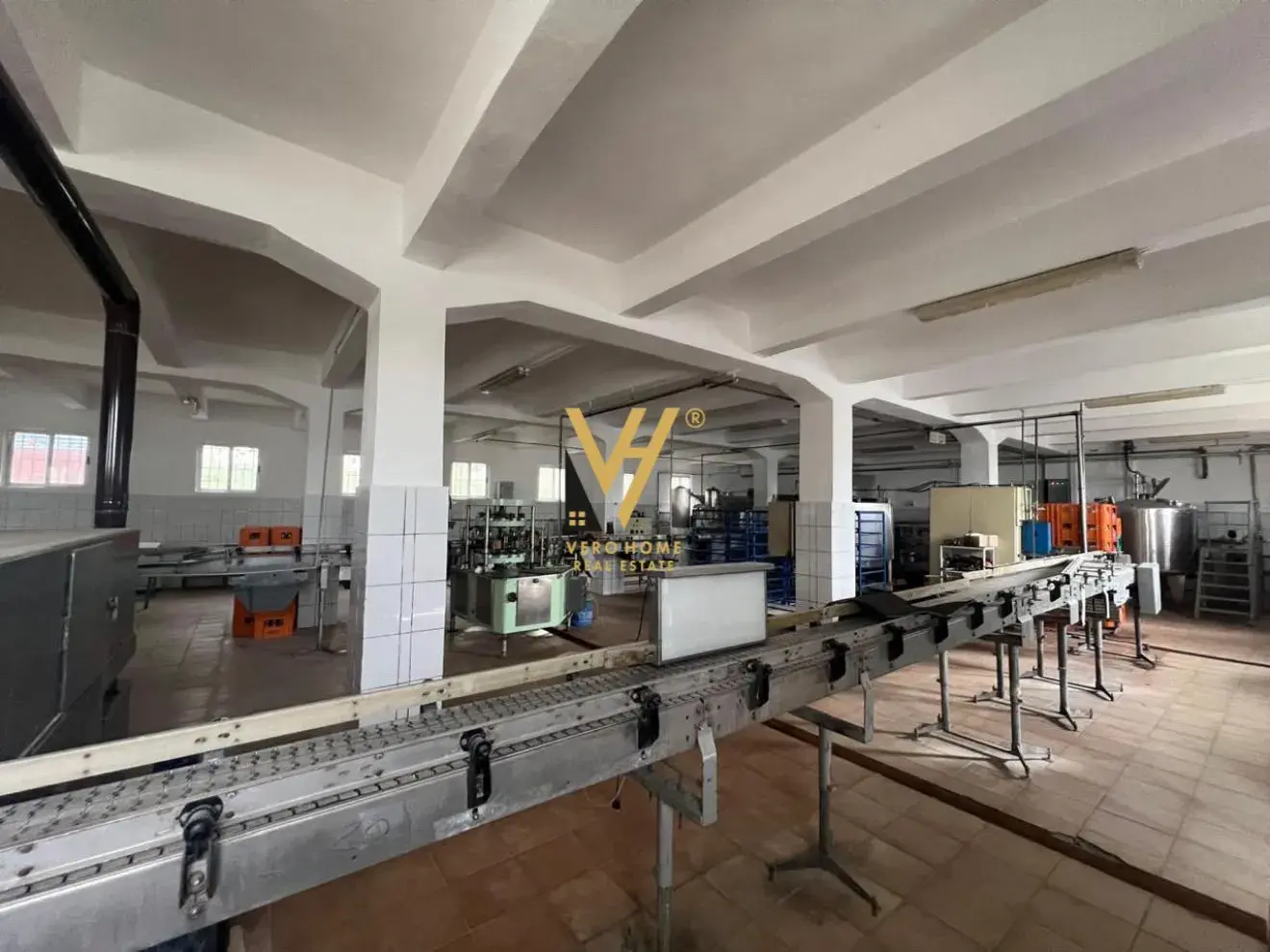 Intérieur, entrepôt 1 200 m² à vendre à Shkozë, Tirana