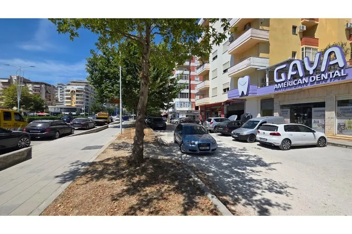 Interni, negozio 51 m² in vendita a Valona