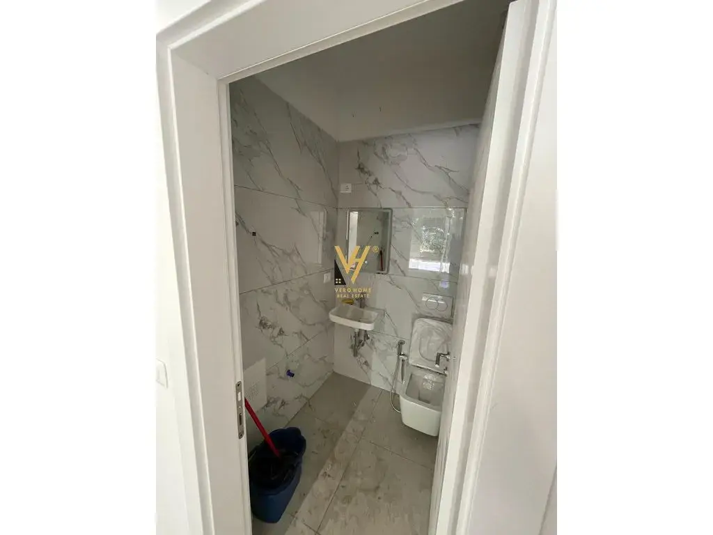 Brendësia, dyqan 33 m² me qira në Komuna e Parisit, Tiranë